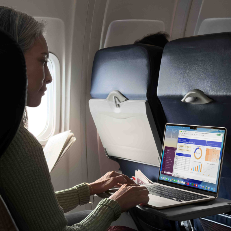 На фото изображено Apple MacBook Air 13" (M5, 10C / 10C, 2026) 16 ГБ, 1 ТБ SSD, Небесно-голубой