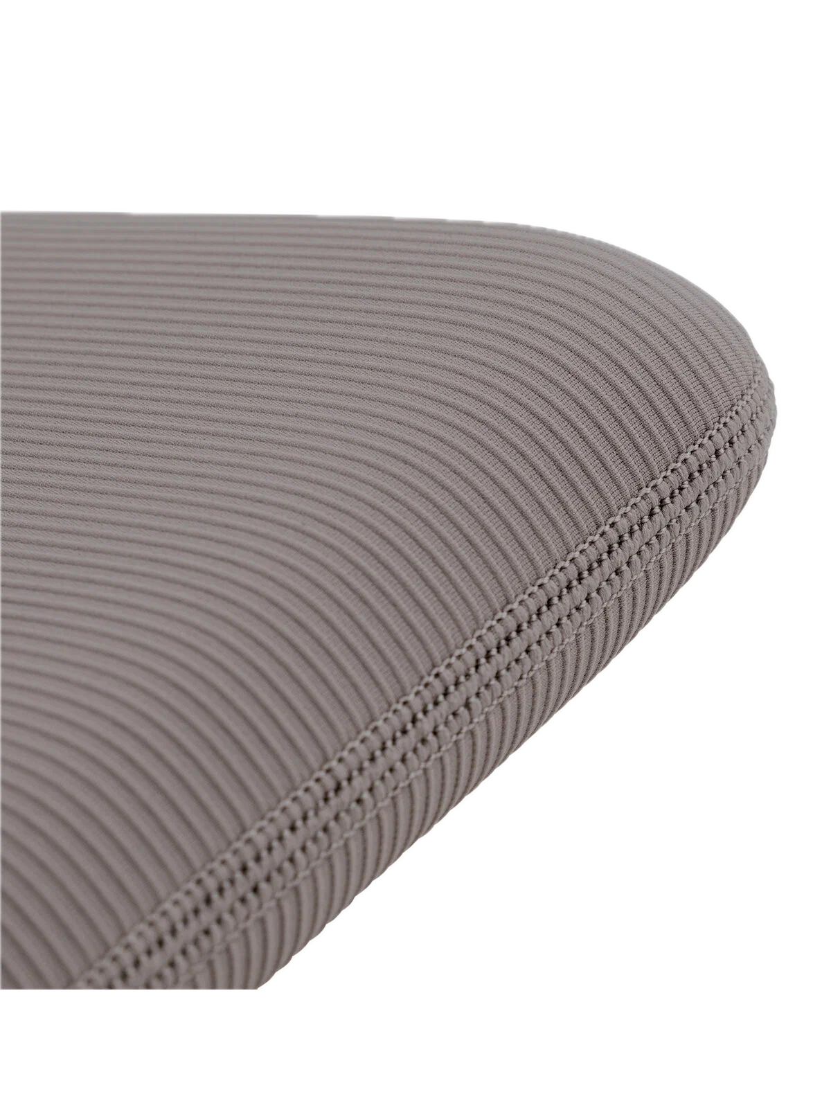 На фото изображено Uniq Cyprus Ridge Edition для MacBook Air 15, Pewter Grey