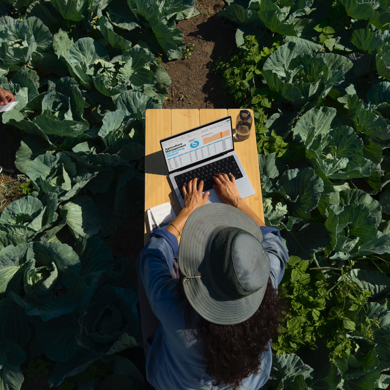 На фото изображено Apple MacBook Pro 16" (M5 Max, 18C / 40C, 2026) 48 ГБ, 1 ТБ SSD, чёрный космос